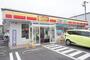 コンビニ　デイリーヤマザキ 足立西伊興2丁目店（コンビニ）まで655m