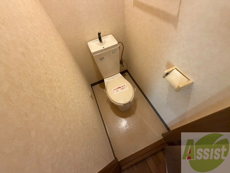 トイレ　広々お使いいただけるお手洗いになっています。