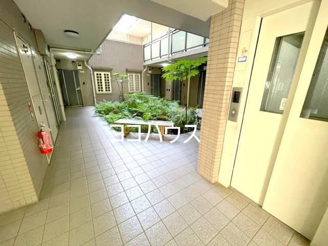 その他共有部分　エレベーターと中庭