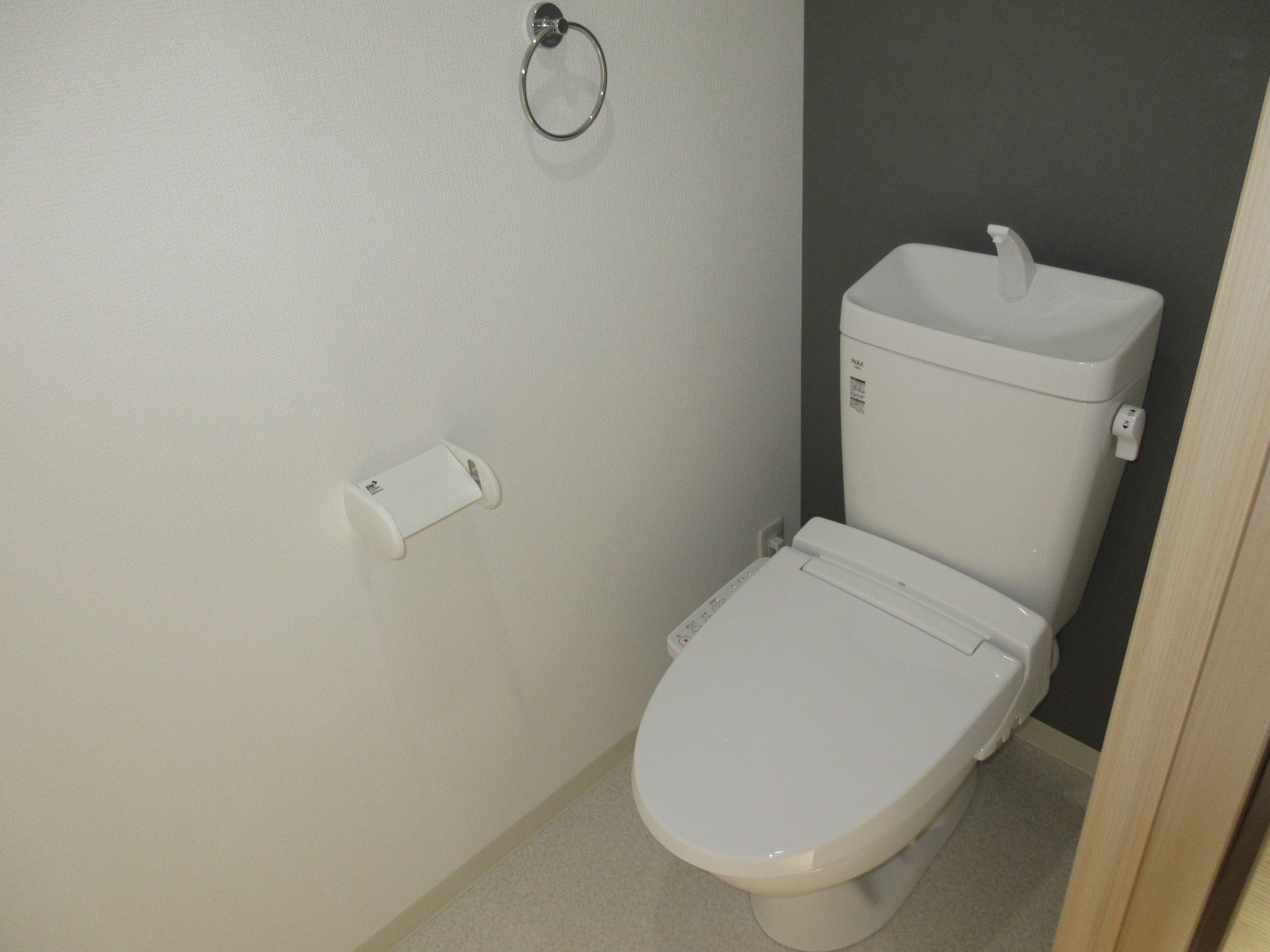 ＪＲ関西本線 加美駅 徒歩10分 3階建 築4年のトイレ写真