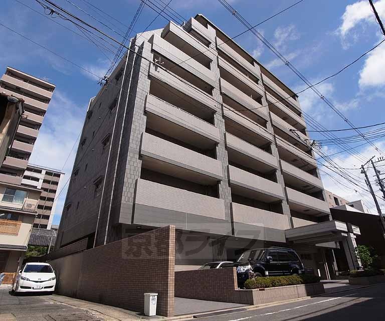 建物外観　街中に建つ分譲賃貸マンション