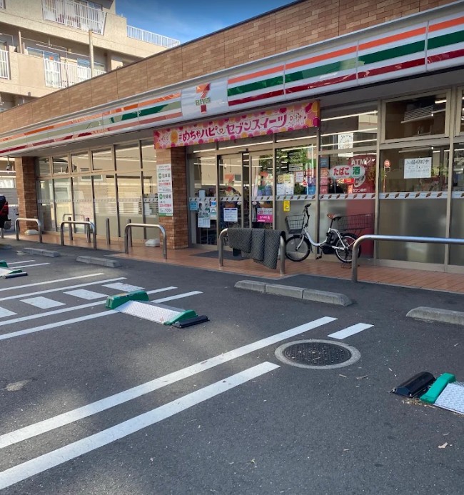 コンビニ　セブンイレブン中野坂上駅西店（コンビニ）まで334m