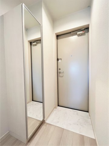 コンフォール道明寺駅西の玄関写真