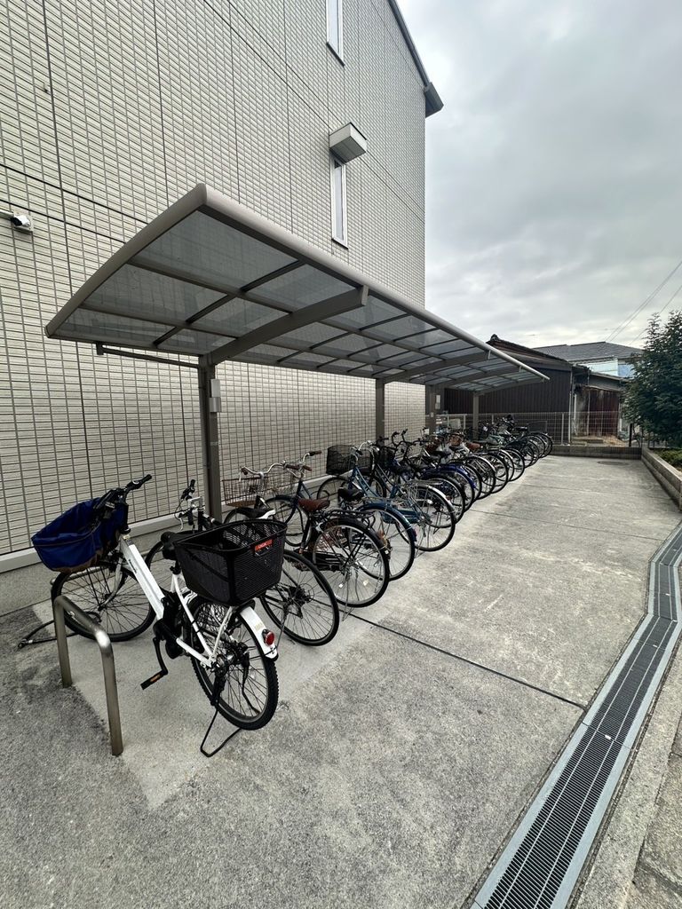 その他共有部分　屋根付きの駐輪場です。
