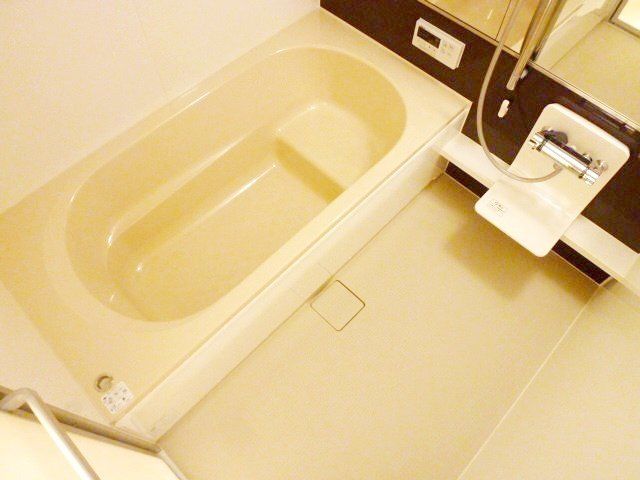 バス・シャワールーム　広めの浴室です。（追い焚き・浴室乾燥機付き）