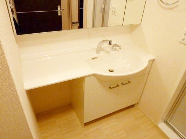 洗面設備　シャンプードレッサーの洗面台です。