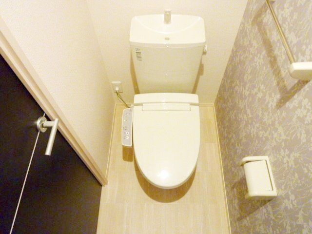 トイレ　温水洗浄便座付のトイレです。