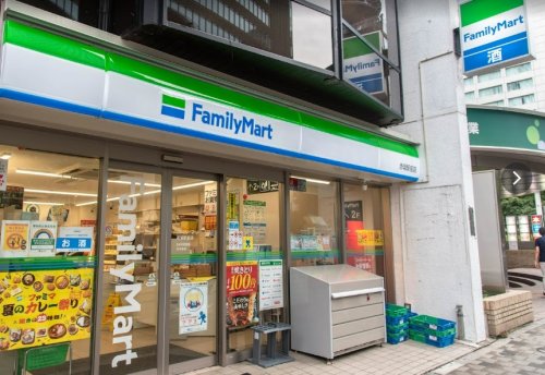 コンビニ　ファミリーマート 赤坂駅前店（コンビニ）まで577m