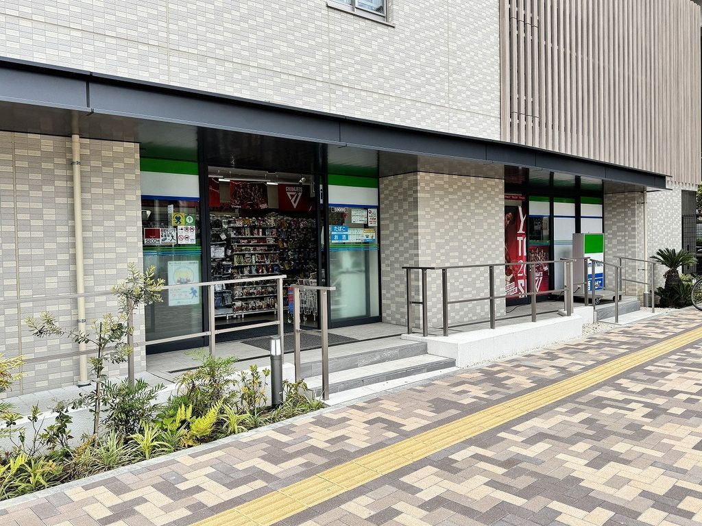 コンビニ　ファミリーマート南船橋駅南口店（コンビニ）まで30m