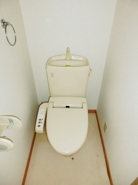 トイレ　うれしいウォシュレット付きです