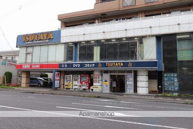 レンタルビデオ　TSUTAYA（レンタルビデオ）まで353m