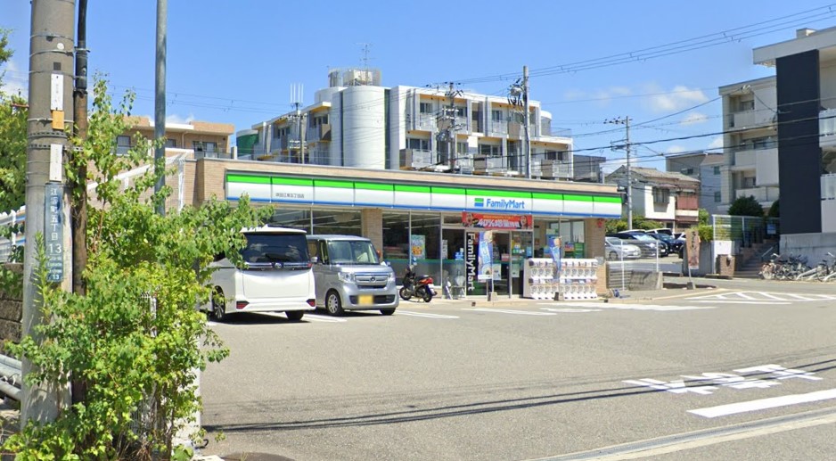 コンビニ　ファミリーマート 吹田江坂五丁目店（コンビニ）まで200m