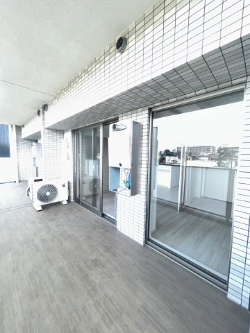 バルコニー　開放的で明るい空間を演出してくれるバルコニーです