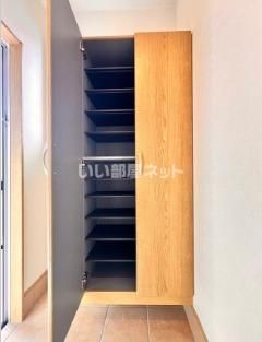 登米市 2階建 築1年の玄関写真