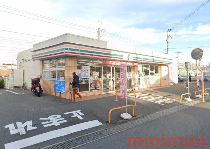 コンビニ　セブンイレブン摂津千里丘4丁目店（コンビニ）まで671m