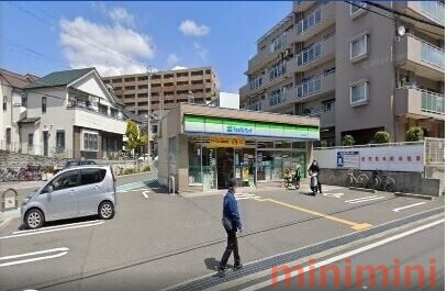 コンビニ　ファミリーマート吹田長野西店（コンビニ）まで921m