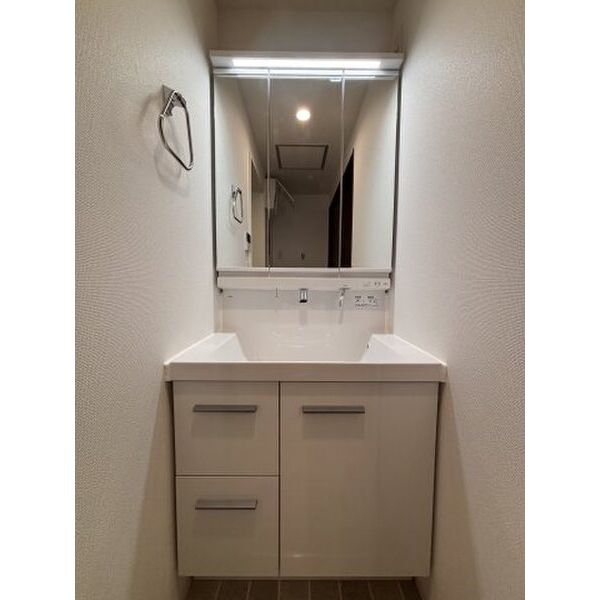 洗面設備　※写真は同じマンションの違う部屋のものになります。