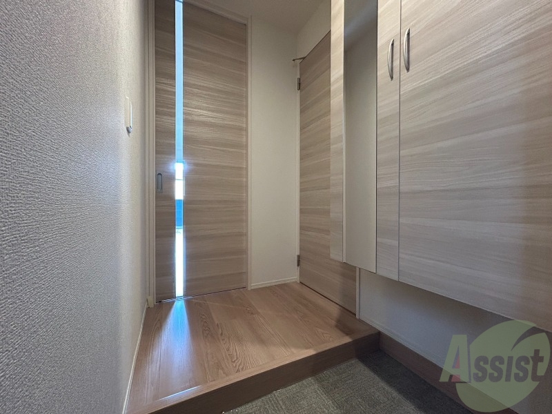 玄関　玄関からの様子です。すぐ部屋が見えないのは安心ですね。