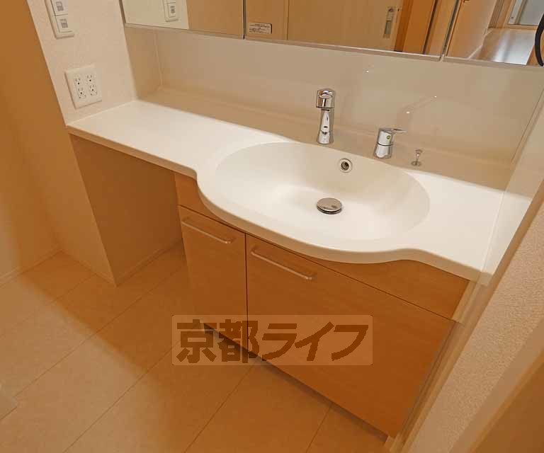 洗面設備　独立洗面台も広いですね。
