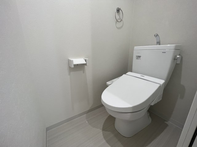 トイレ　シンプルで掃除のしやすいトイレです♪