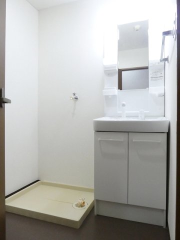 洗面設備　明るい洗面所です