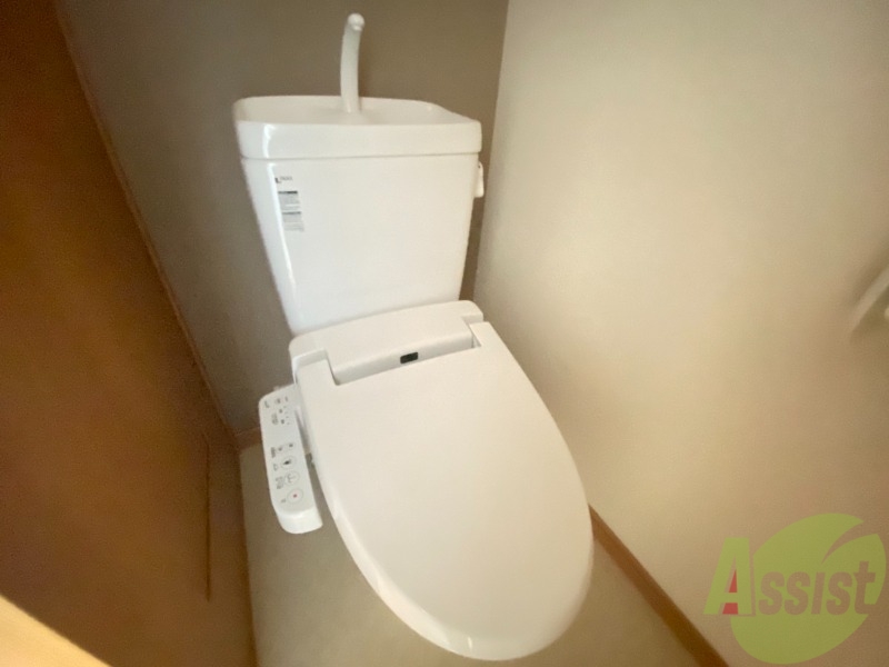 トイレ　嬉しいウォシュレット機能付きです。シャワートイレは便利ですね