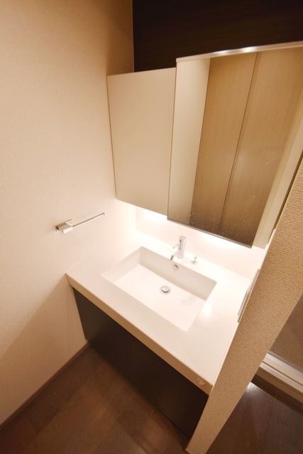 洗面設備　明るい洗面所です