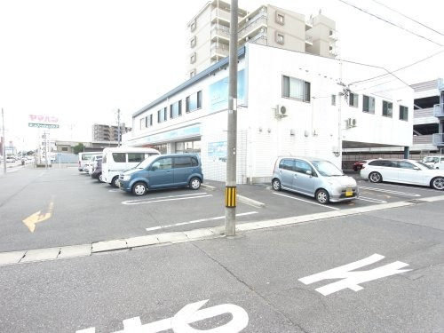コンビニ　ローソン 半田昭和町四丁目店（コンビニ）まで326m