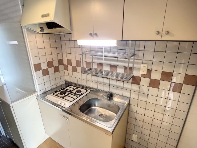 キッチン　掲載写真は空室の別部屋を掲載しております。実際のお部屋と仕様