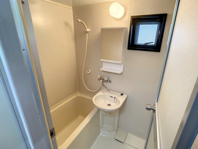 バス・シャワールーム　掲載写真は空室の別部屋を掲載しております。実際のお部屋と仕様