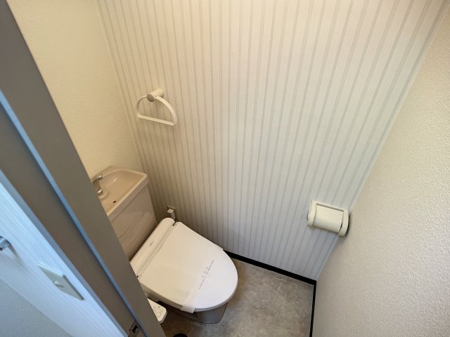 トイレ　掲載写真は空室の別部屋を掲載しております。実際のお部屋と仕様