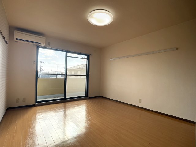 居室・リビング　掲載写真は空室の別部屋を掲載しております。実際のお部屋と仕様