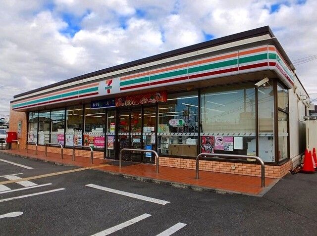 コンビニ　セブンイレブン鴻巣天神３丁目店（コンビニ）まで800m