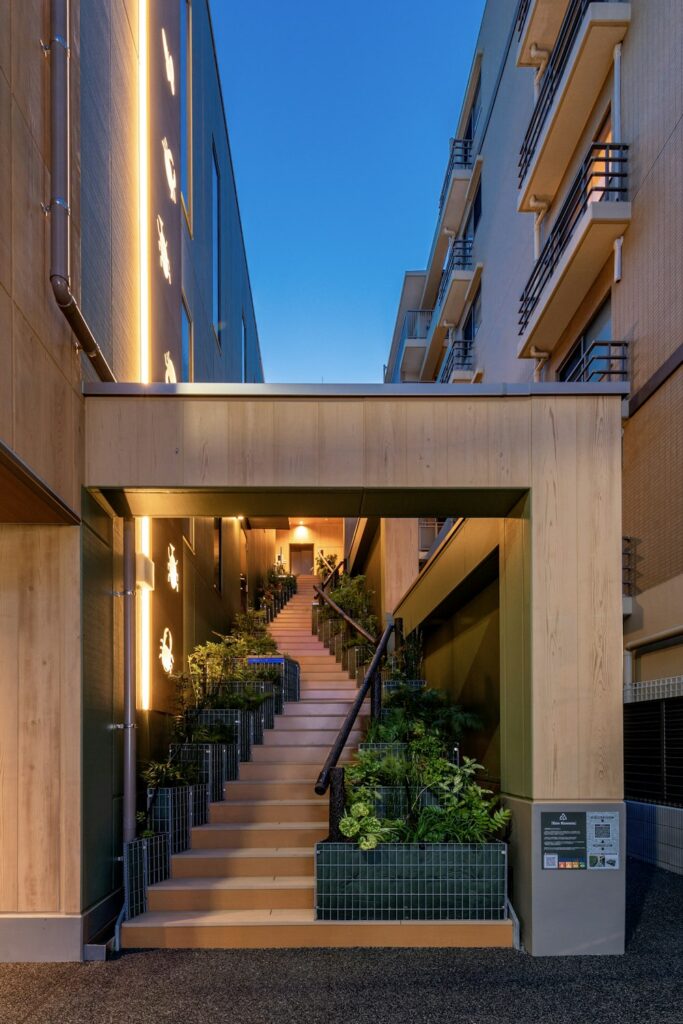 エントランス　重厚感のある建物デザイン♪