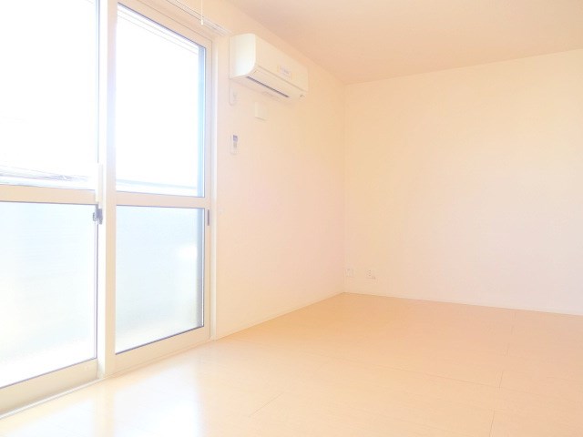 居室・リビング　※同アパート別部屋の参考写真です。実際は反転タイプ。