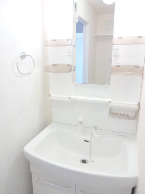 洗面設備　※同アパート別部屋の参考写真です。実際は反転タイプ。