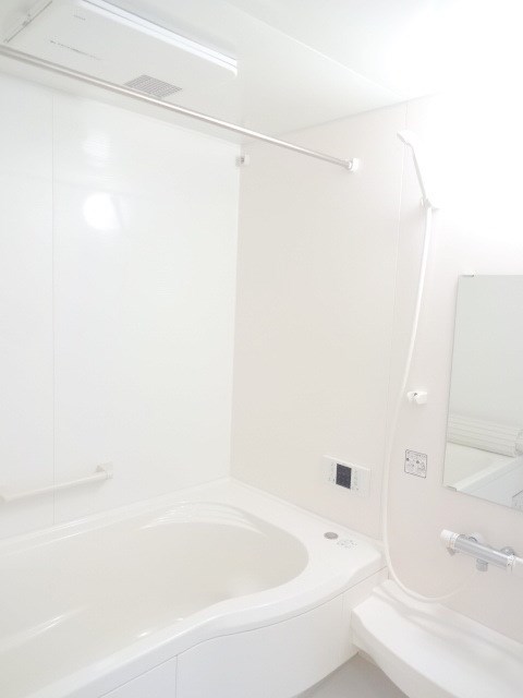 バス・シャワールーム　※同アパート別部屋の参考写真です。実際は反転タイプ。
