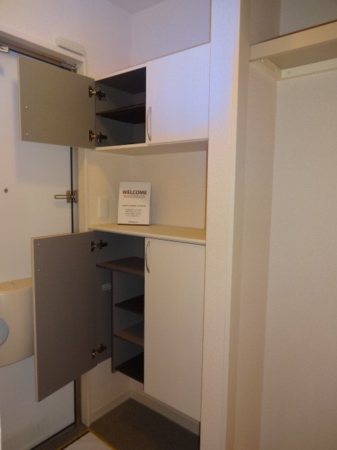 玄関　※同アパート別部屋の参考写真です。実際は反転タイプ。