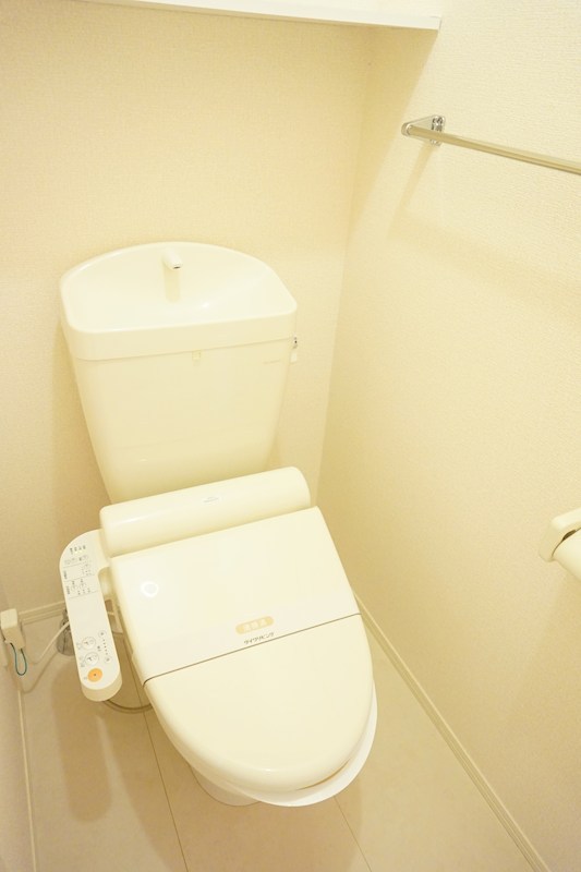 トイレ　※同アパート別部屋の参考写真です。実際は反転タイプ。