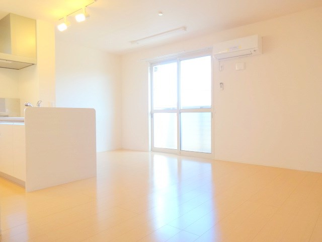 居室・リビング　※同アパート別部屋の参考写真です。実際は反転タイプ。