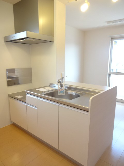 キッチン　※同アパート別部屋の参考写真です。実際は反転タイプ。
