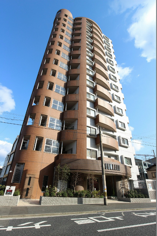 建物外観　住宅街に聳え立つ、ひときわ大きな建物です