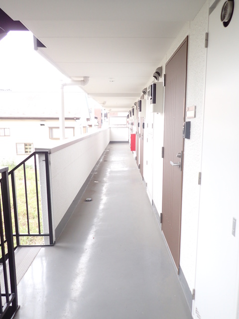 その他共有部分　玄関前の様子です♪
