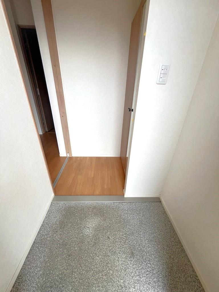 玄関　※102号室の画像です