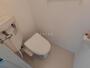 トイレ　嬉しい温水洗浄便座付きのトイレです。