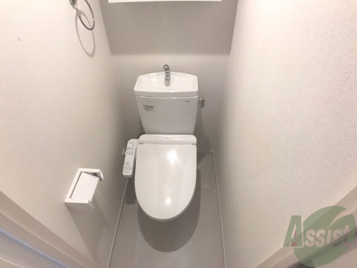 トイレ　温水洗浄便座なので快適に使用できそうですね。
