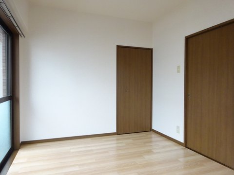 その他部屋・スペース　南西向き洋室6帖☆クローゼットがあります♪お洋服がスッキリ収