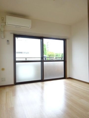 居室・リビング　南西向き洋室6帖☆バルコニーに繋がる角部屋・二面採光のお部屋