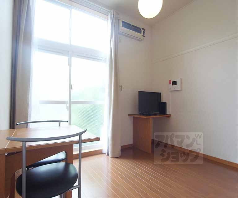 レオパレス万里小路の居間写真