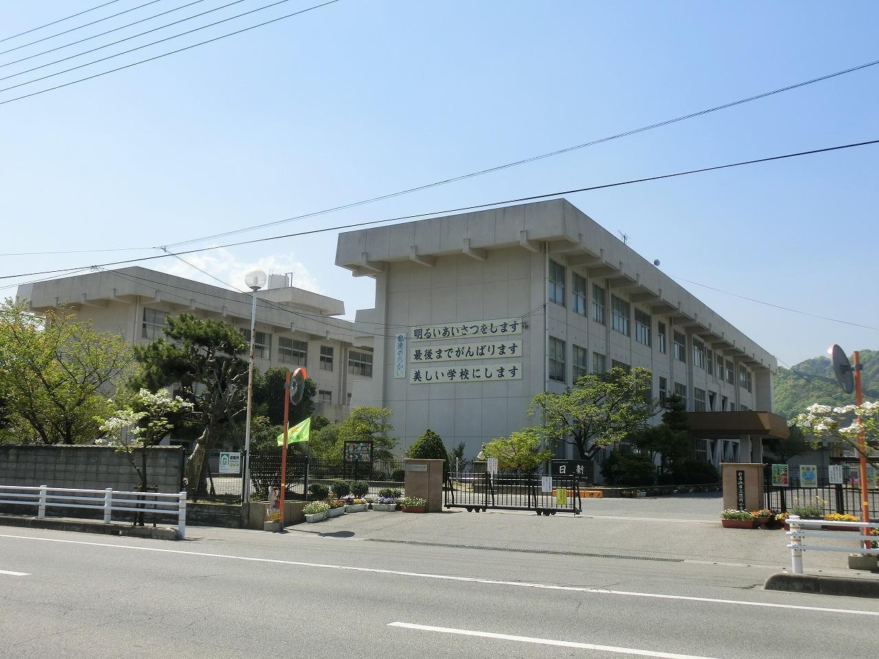 小学校　新居浜市立惣開小学校（小学校）まで800m